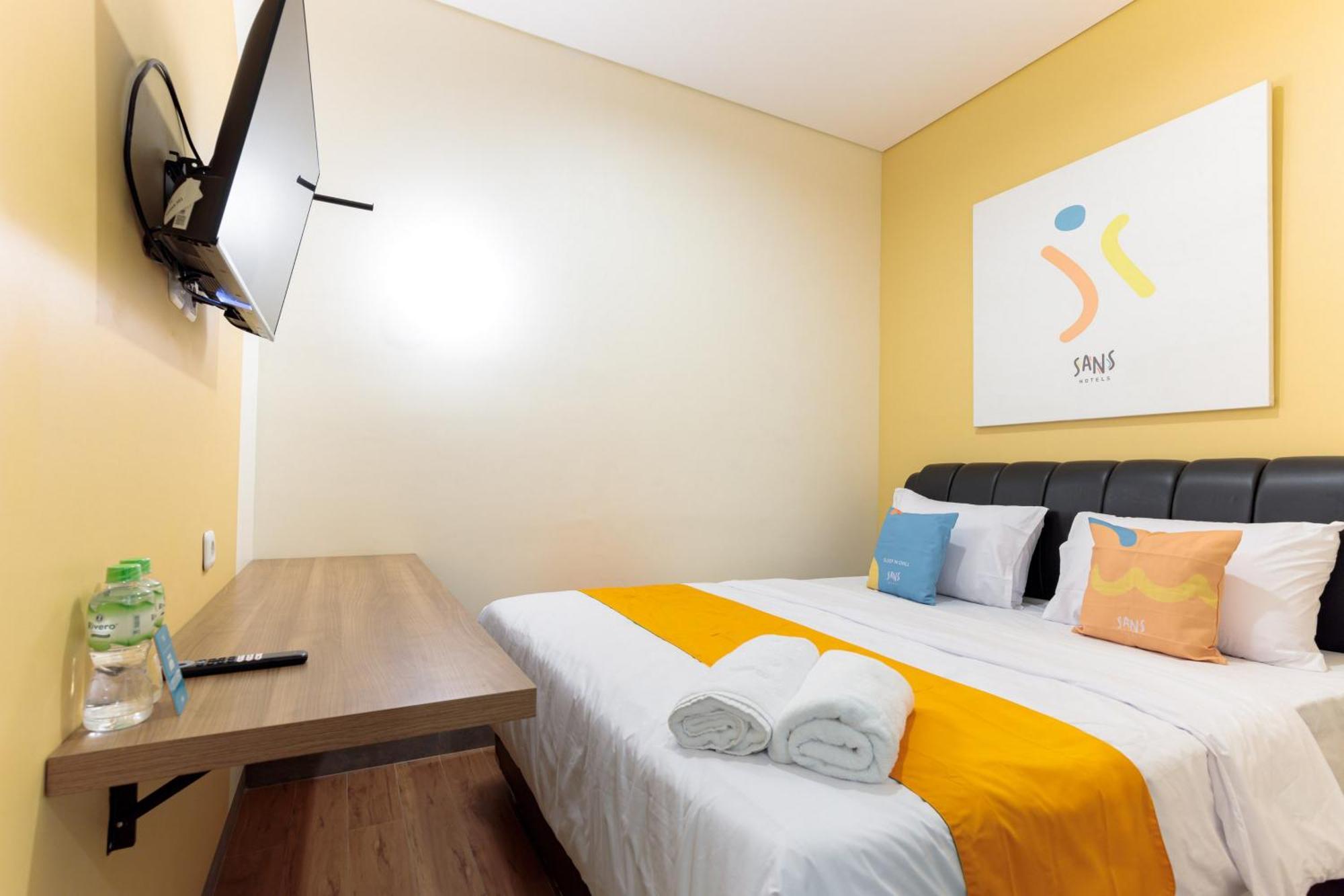 Sans Hotel Kelapa Gading Giacarta Esterno foto