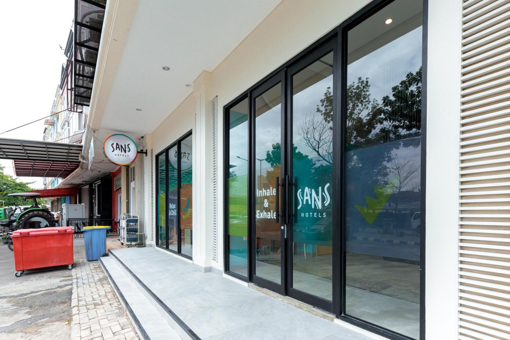 Sans Hotel Kelapa Gading Giacarta Esterno foto